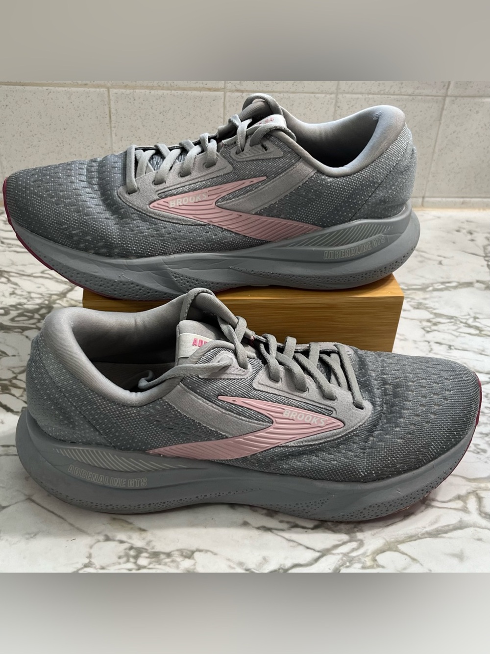 Brooks Adrenaline GTS 24 Women's Running Shoes in  Alloy/White/Zephyr. Size 9W
